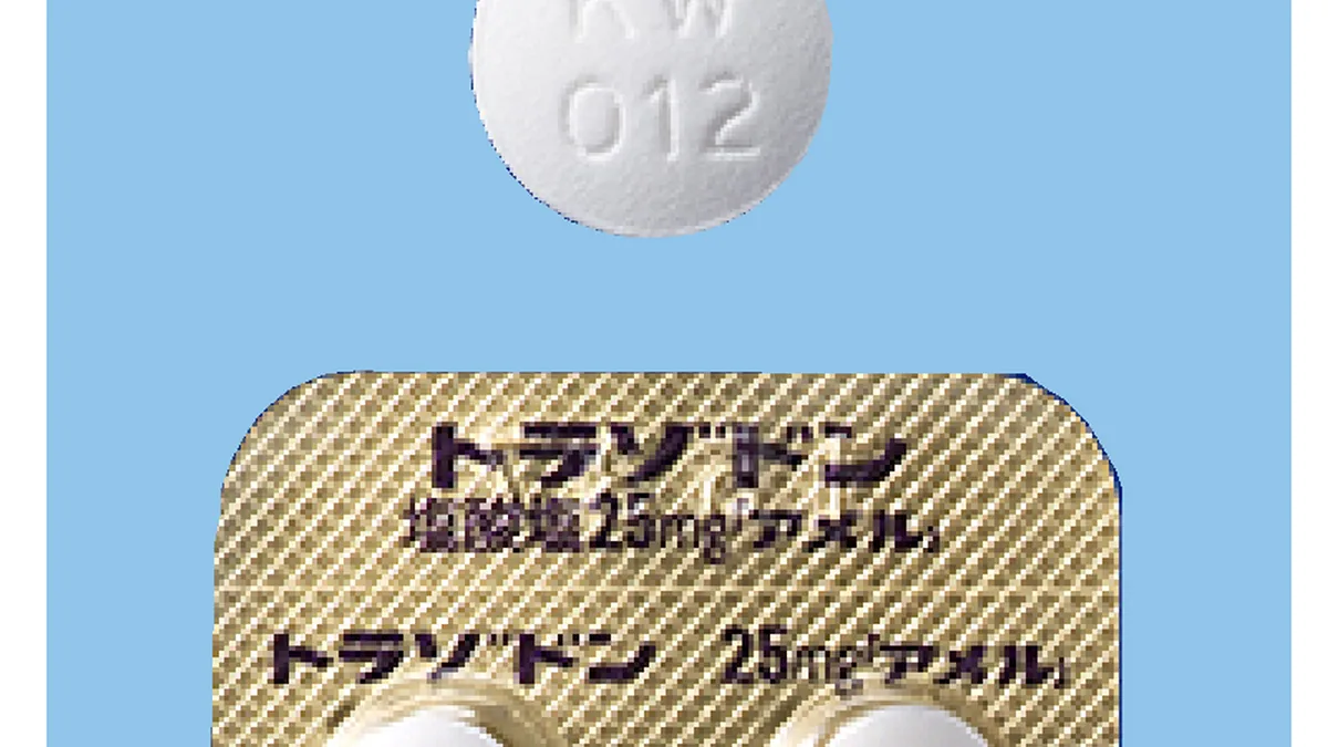 医生向家长解释儿童使用艾曲波帕25mg的注意事项